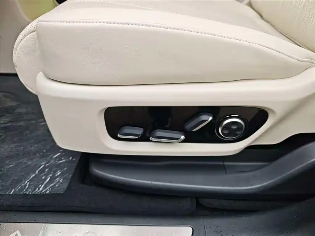 AITO ASK THE WORLD M8