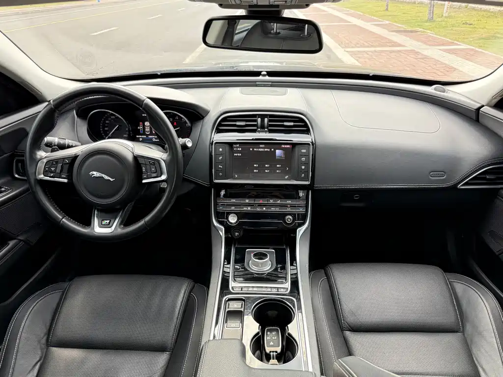 Jaguar XE — миниатюра 12