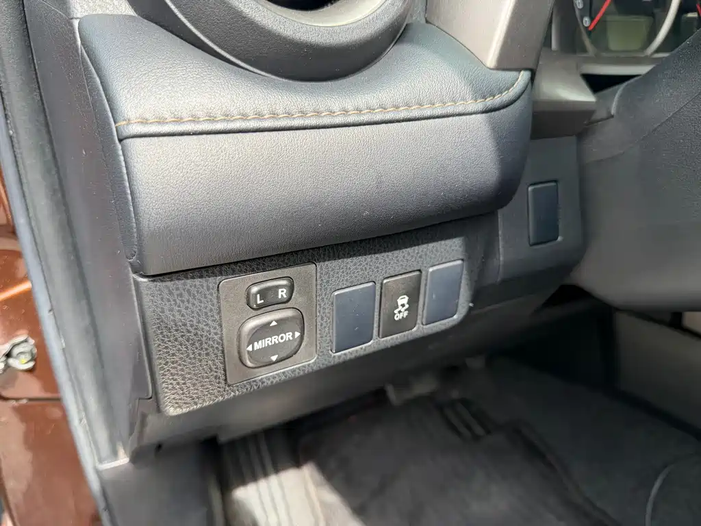 Toyota RAV4 — миниатюра 10