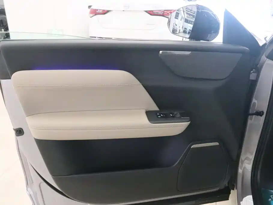 Volvo XC70 PHEV — миниатюра 19