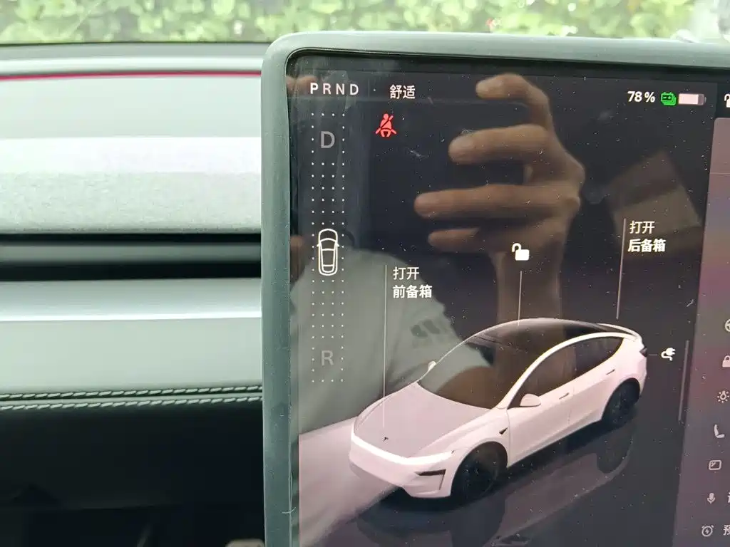Tesla Model Y — миниатюра 10