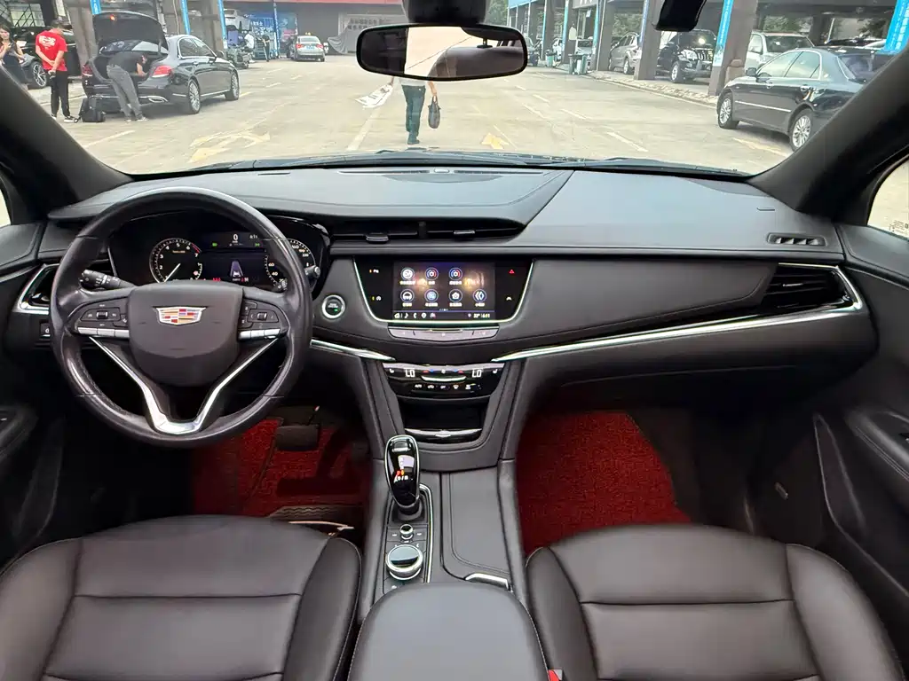 CADILLAC XT6