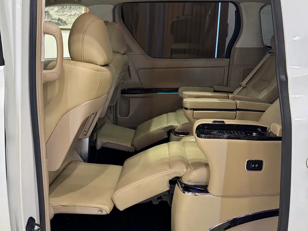 Toyota Alphard — миниатюра 9