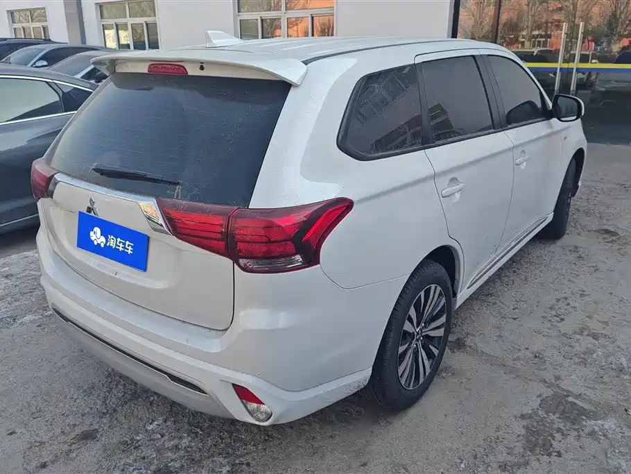 MITSUBISHI OUTLANDER