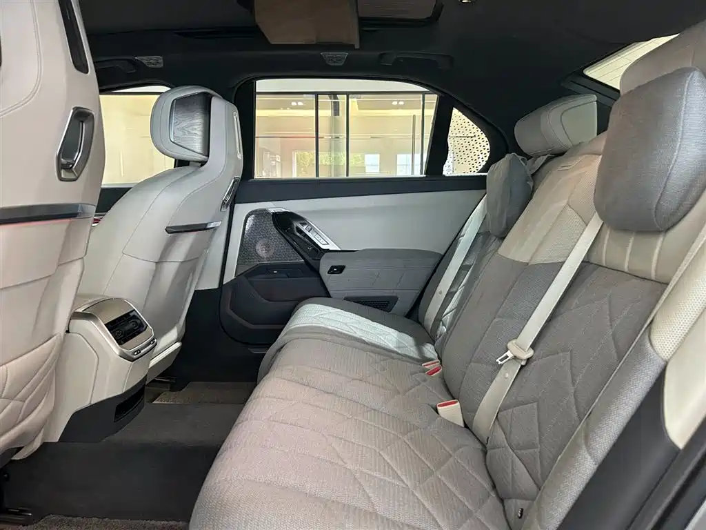 BMW i7 — миниатюра 8