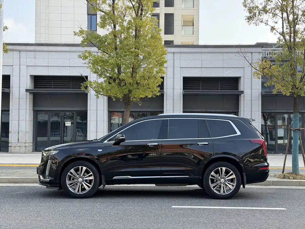 CADILLAC XT6