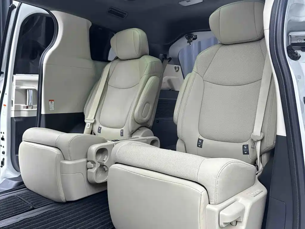 Toyota Granvia — миниатюра 6