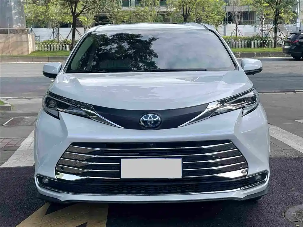 Toyota Sienna — миниатюра 2