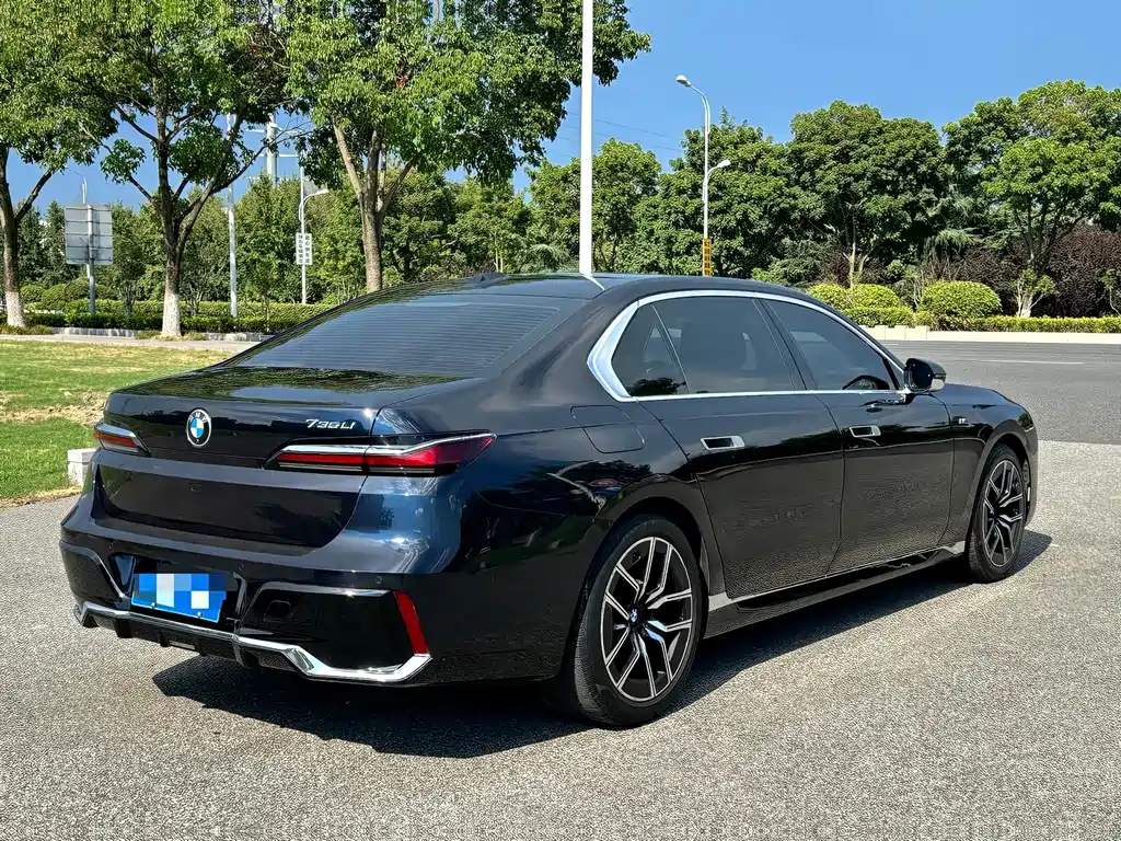 BMW 7 Series — миниатюра 5
