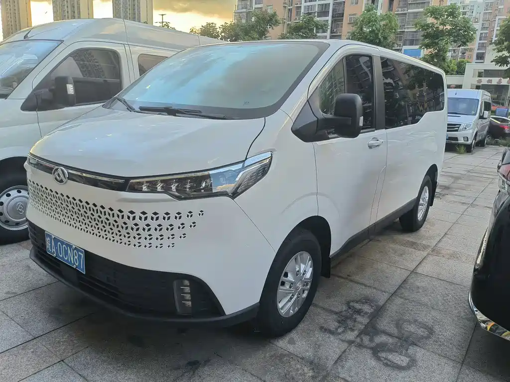 Maxus V70
