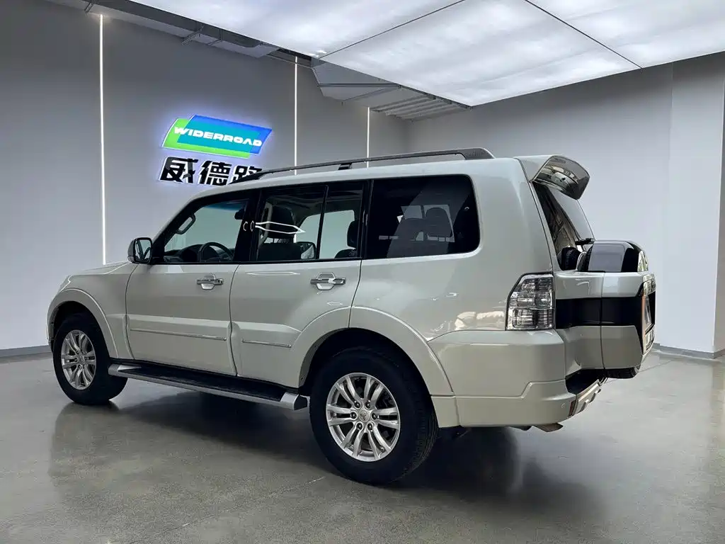 Mitsubishi Pajero (Import) — миниатюра 5