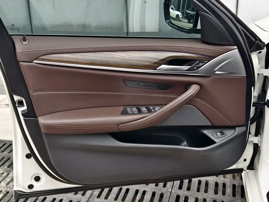 BMW 5 Series — миниатюра 17