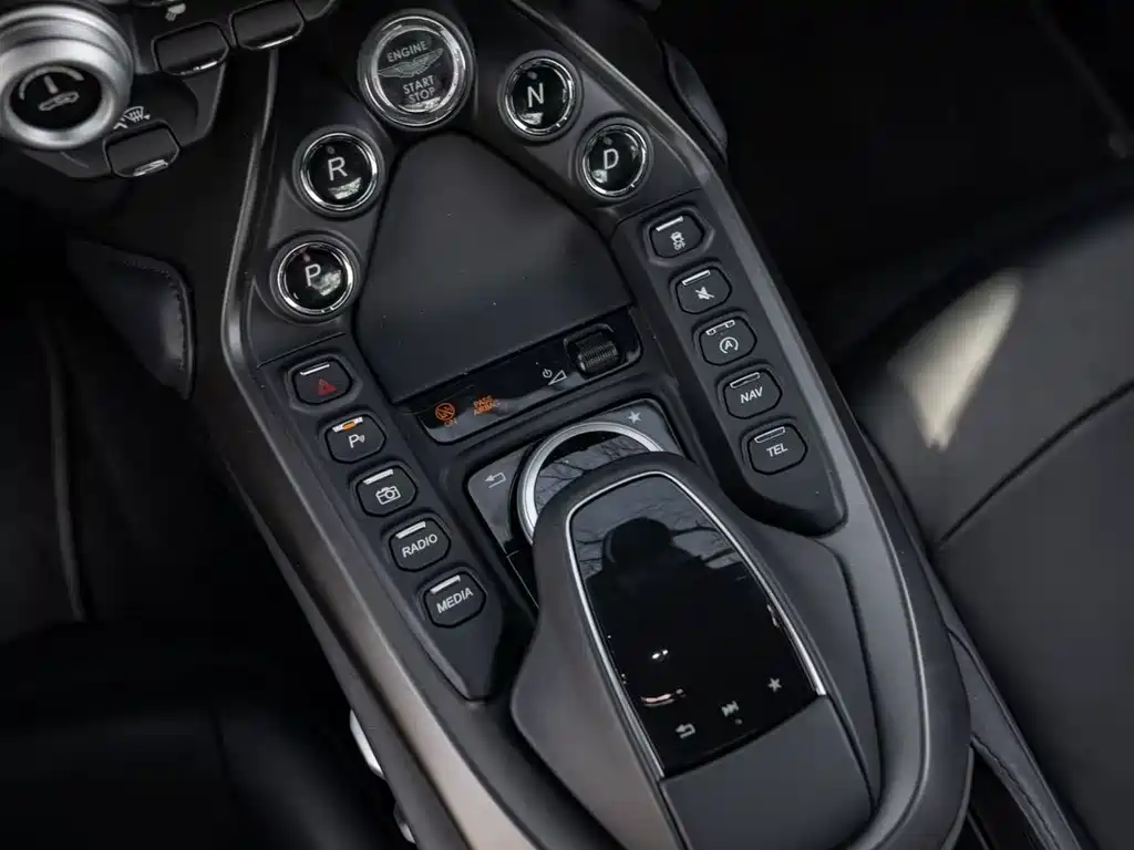 Aston Martin V8 Vantage — миниатюра 7