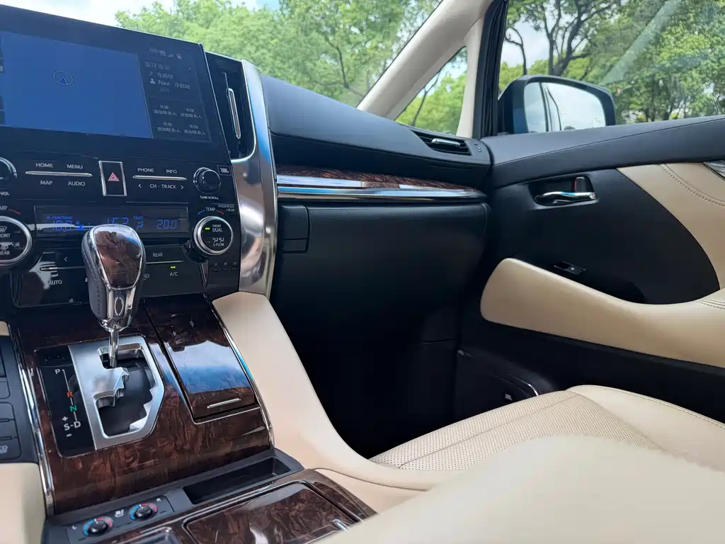 Toyota Alphard — миниатюра 14