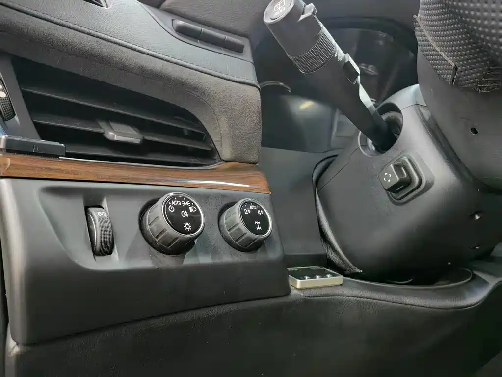 Cadillac Escalade — миниатюра 7