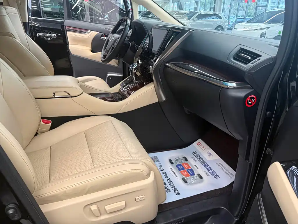 Toyota Alphard — миниатюра 6