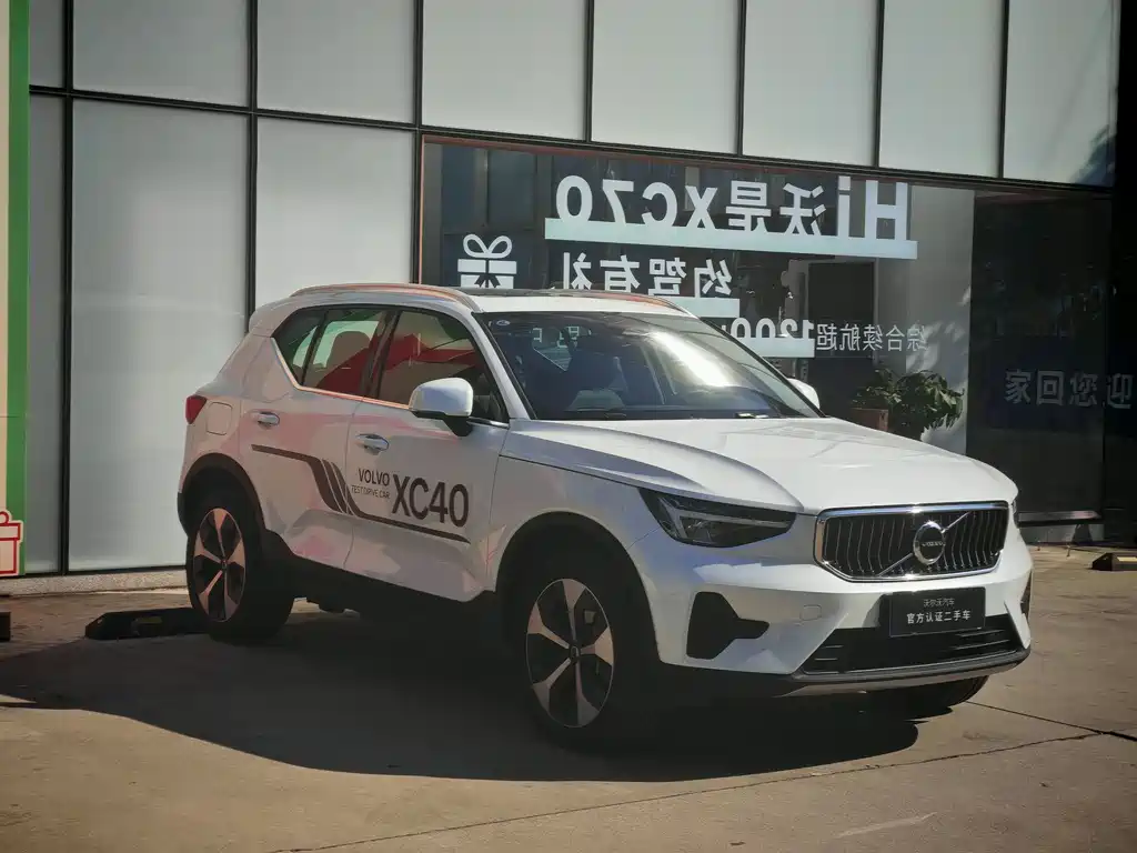 VOLVO XC40
