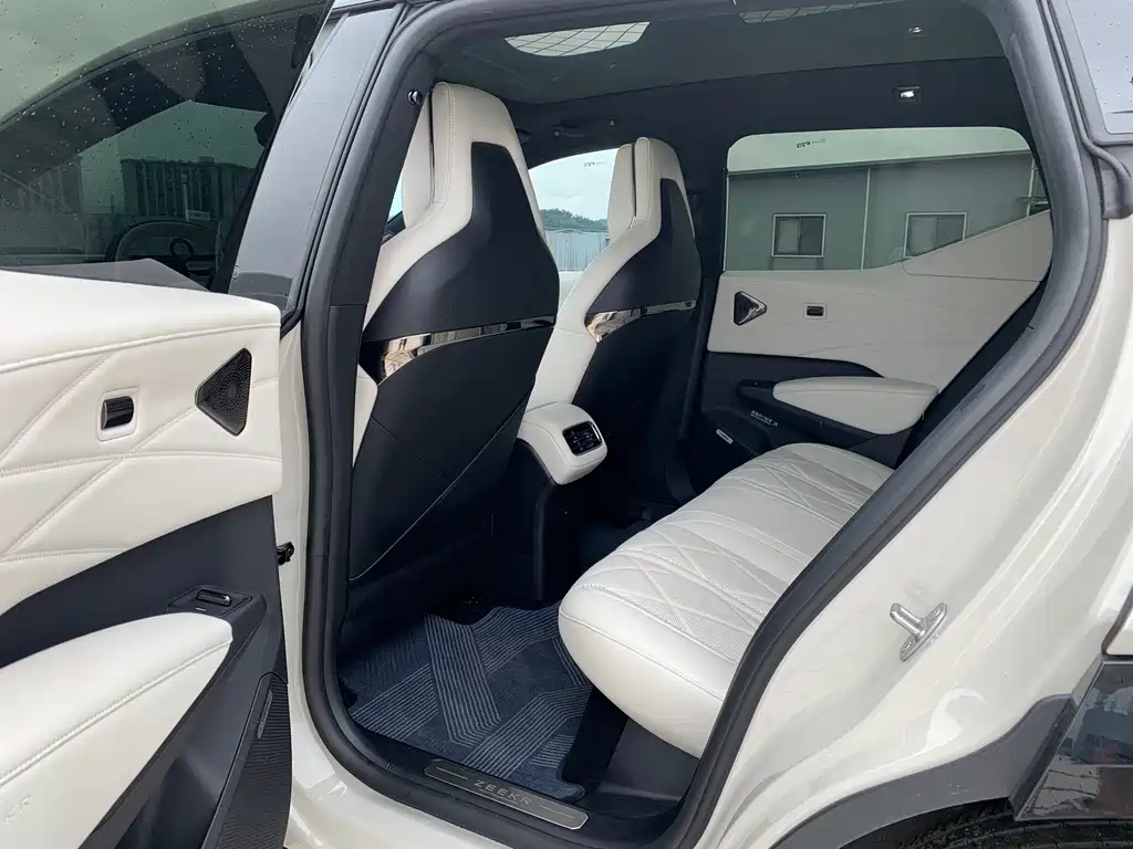 Zeekr X 2026 Max мест