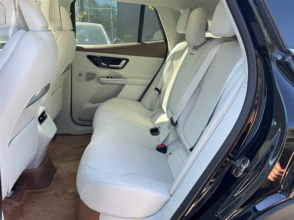 Mercedes-Benz EQE SUV — миниатюра 12