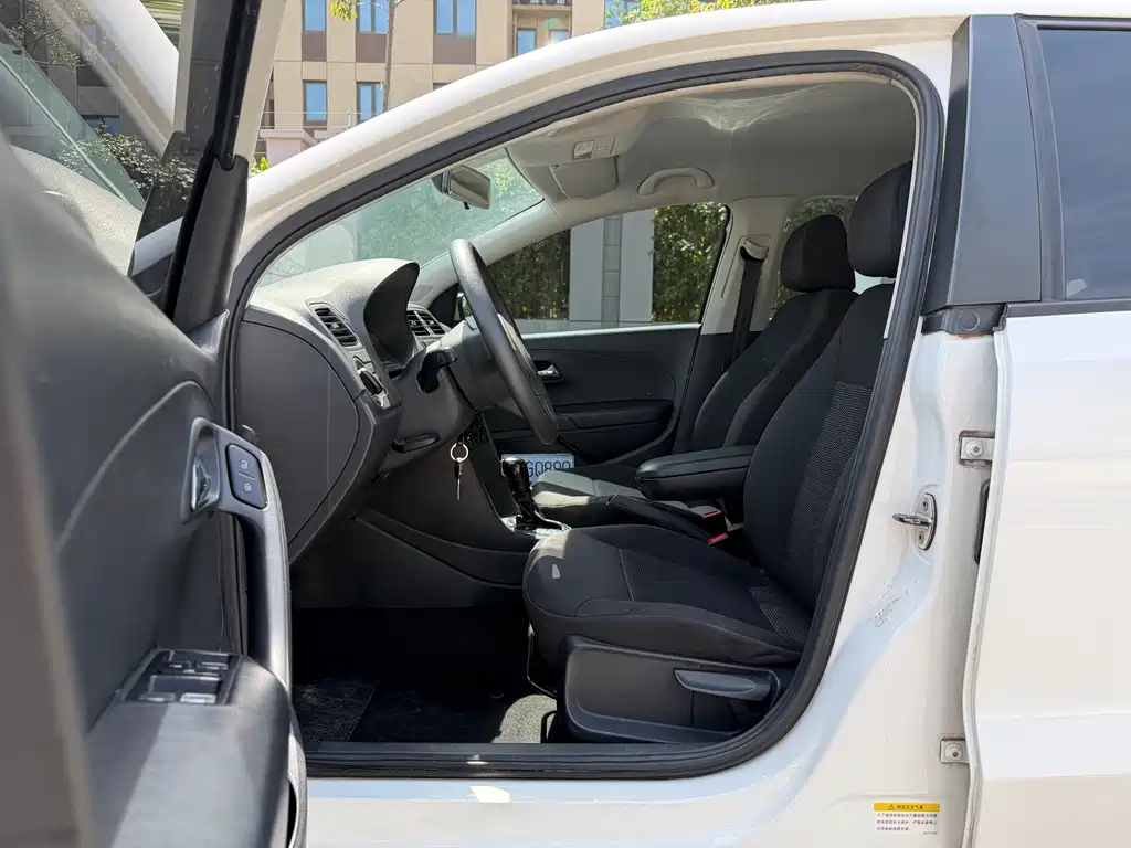 Volkswagen Polo 2013 1.4L AT Comfort