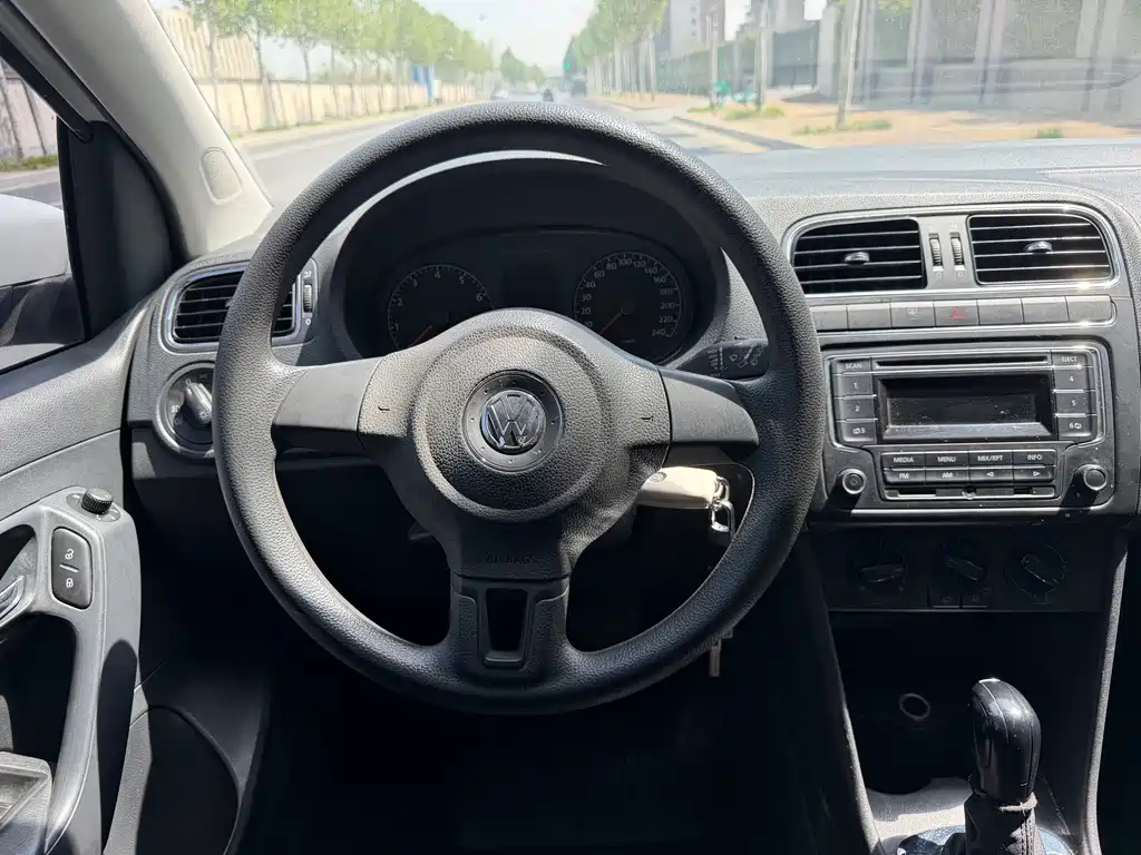 Volkswagen Polo 2013 1.4L AT Comfort