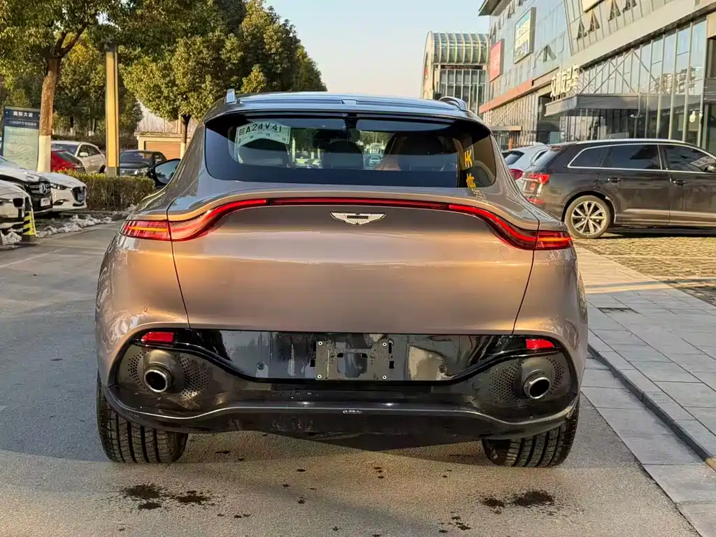 ASTON MARTIN DBX