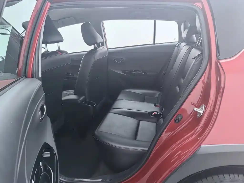 Toyota Yaris L 2022 — фото 15