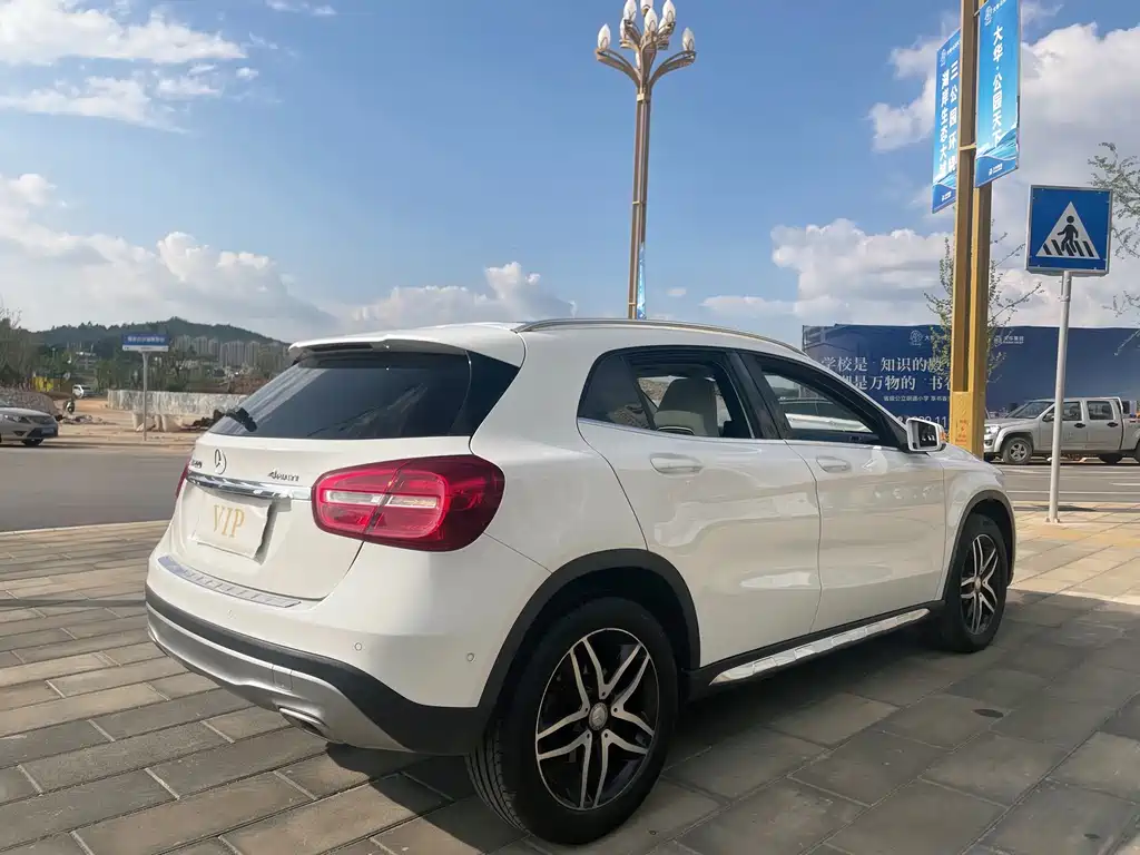 MERCEDES-BENZ GLA