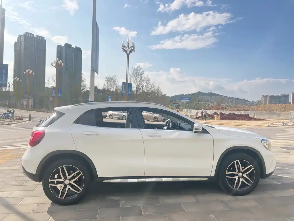 MERCEDES-BENZ GLA