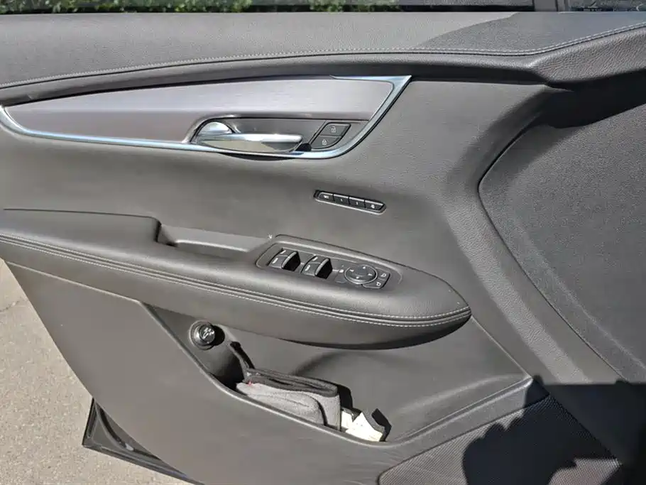 Cadillac XT6 2020 28T мест