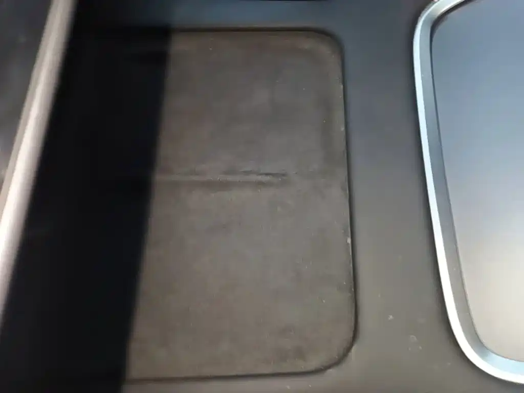 Tesla Model Y — миниатюра 9