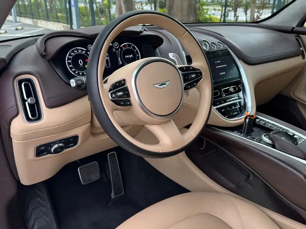 Aston Martin DBX — миниатюра 9