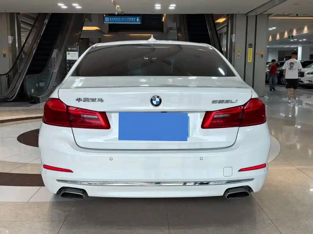BMW 5 Series — миниатюра 12