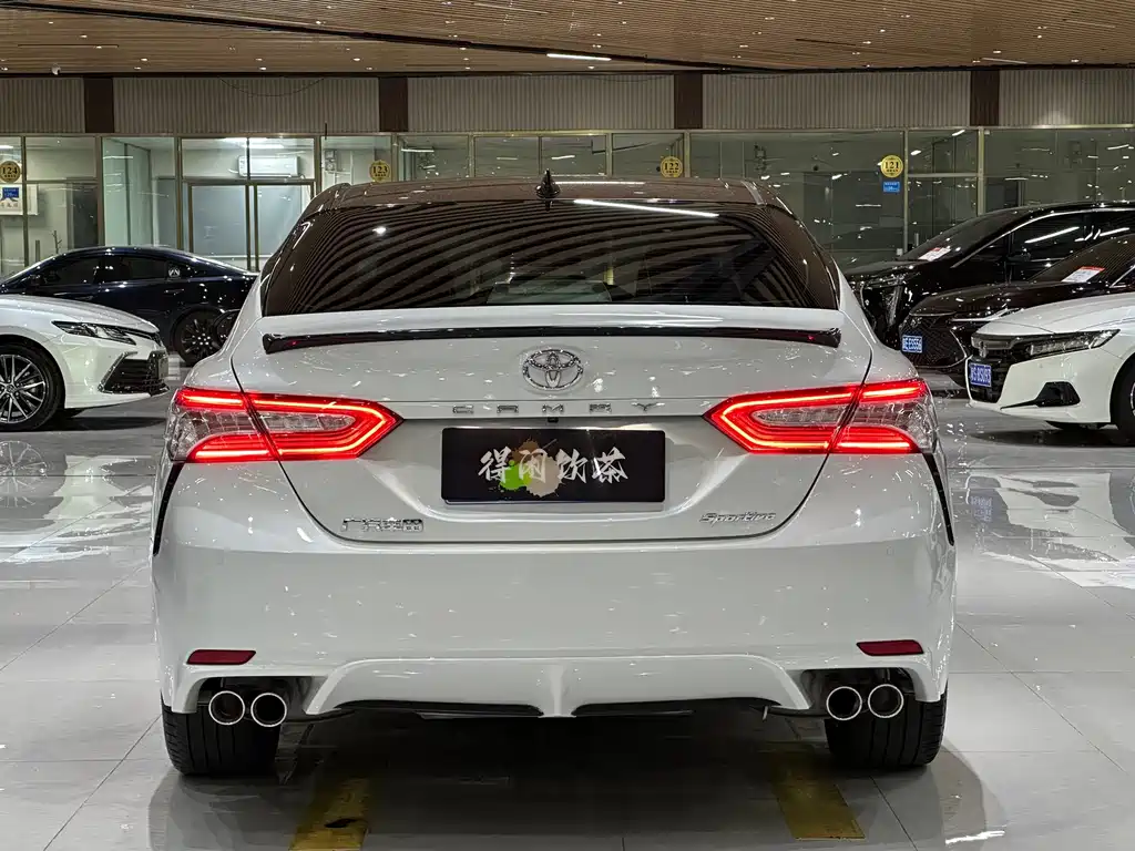 Toyota Camry — миниатюра 18
