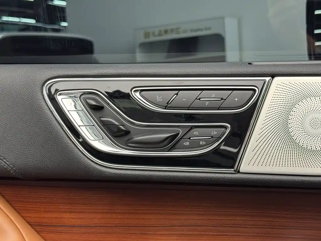 Lincoln Navigator — миниатюра 20