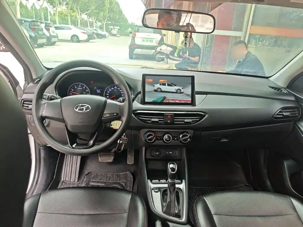 Hyundai Elantra — миниатюра 10