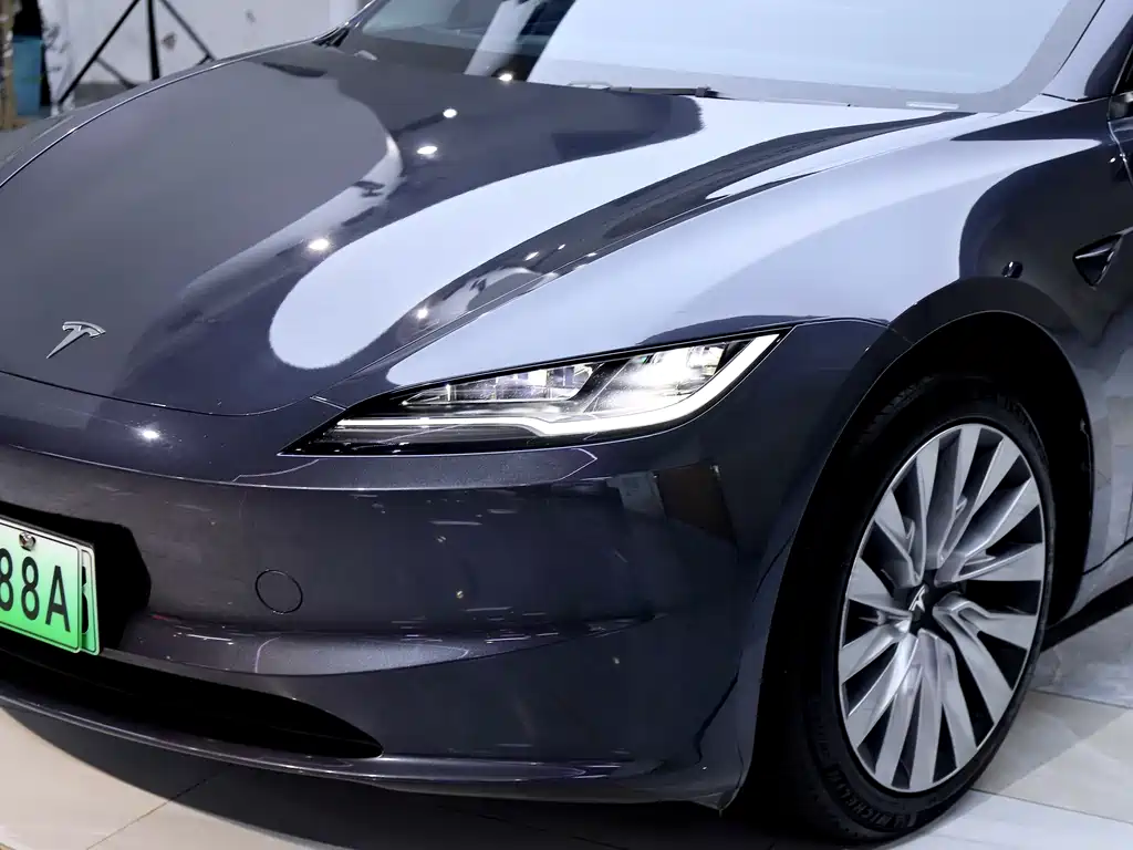 Tesla Model 3 — миниатюра 7