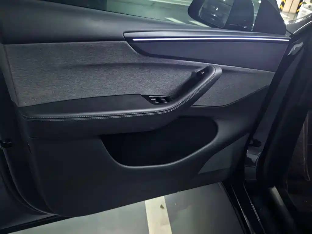 Tesla Model Y — миниатюра 8