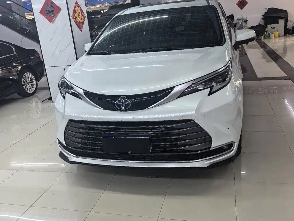 Toyota Sienna — миниатюра 2