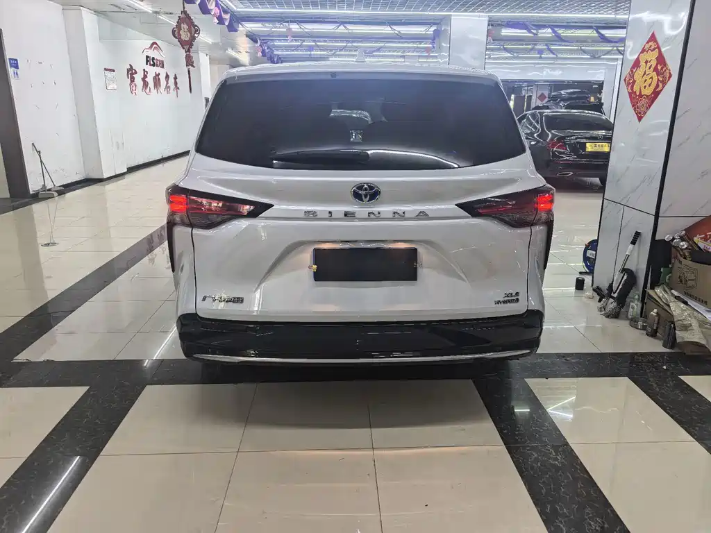 Toyota Sienna — миниатюра 9