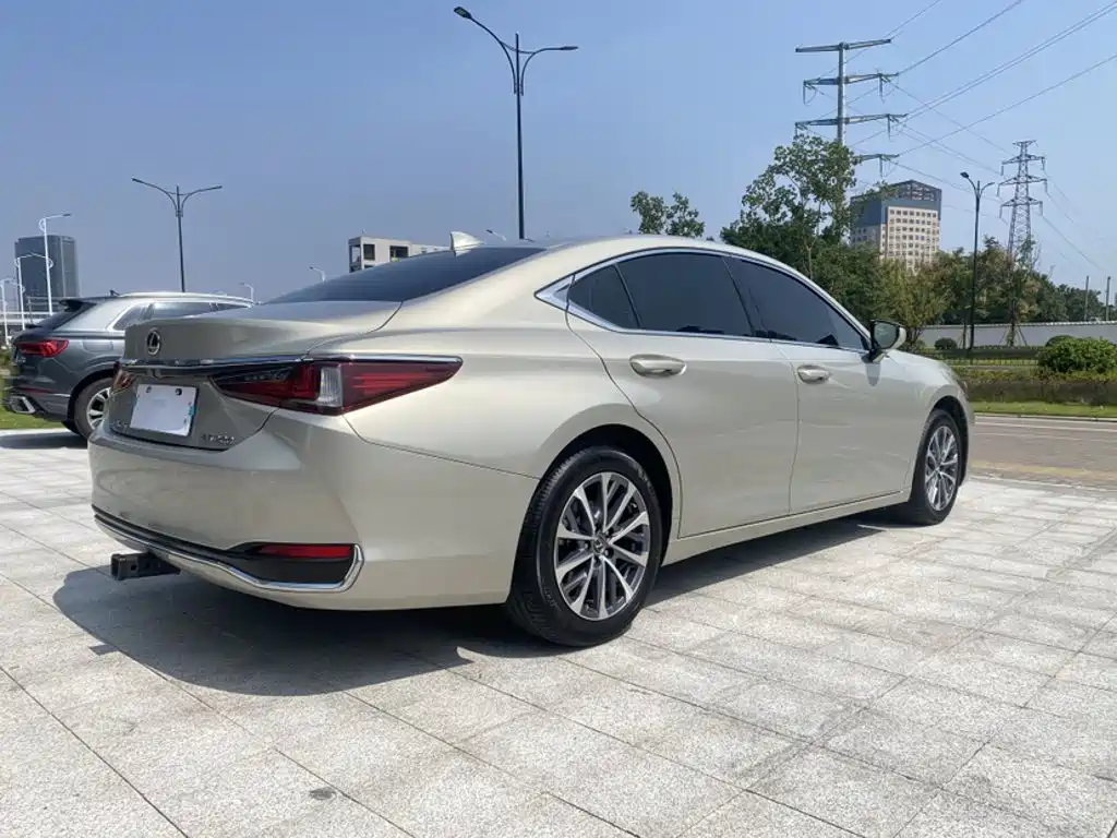 Lexus ES — миниатюра 10