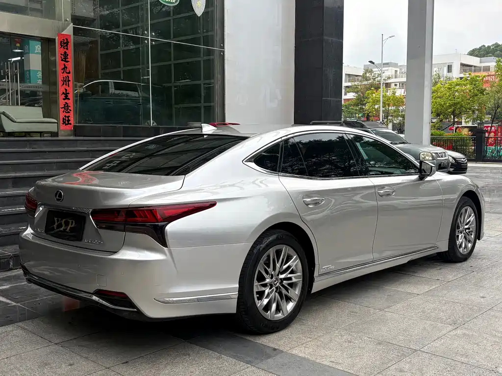 Lexus LS — миниатюра 9