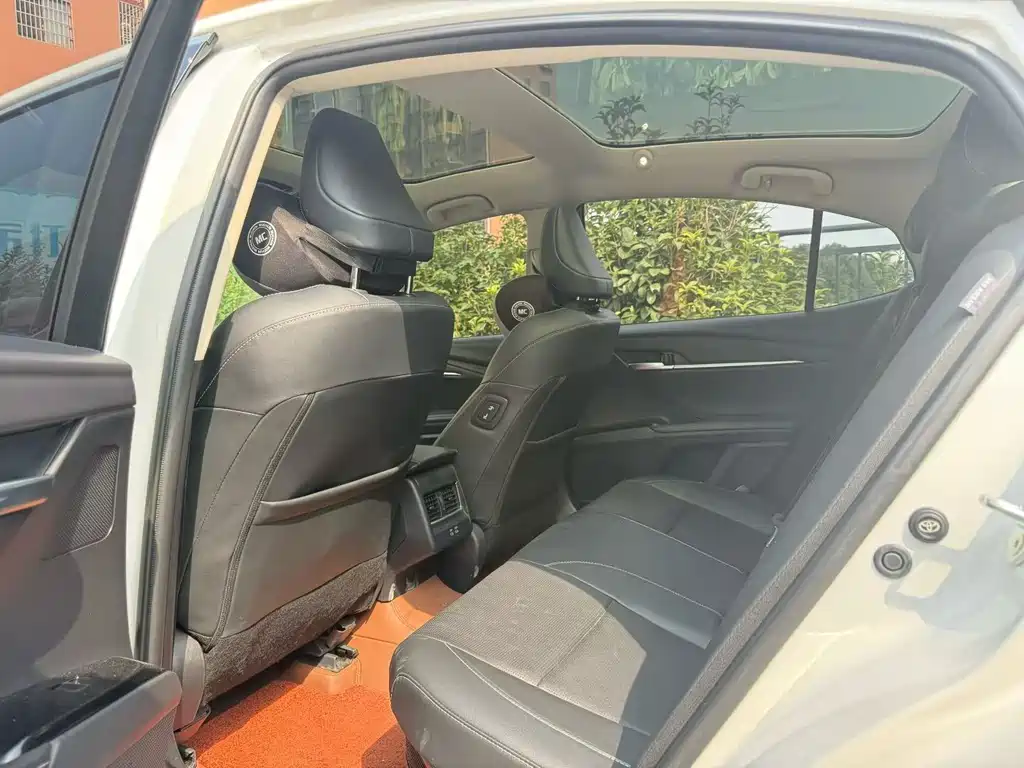 Toyota Camry — миниатюра 5