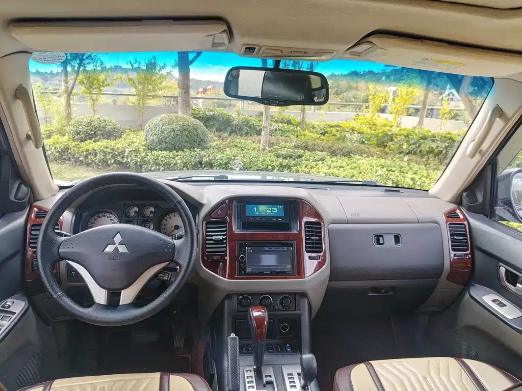 Mitsubishi Pajero — миниатюра 5
