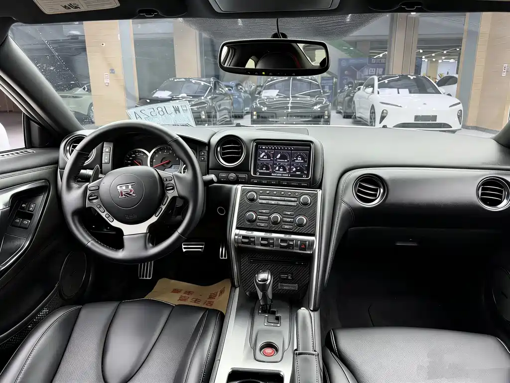 Nissan GT-R — миниатюра 13