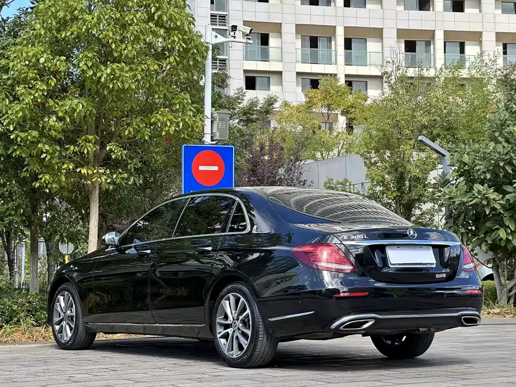 Mercedes-Benz E-Class — миниатюра 6