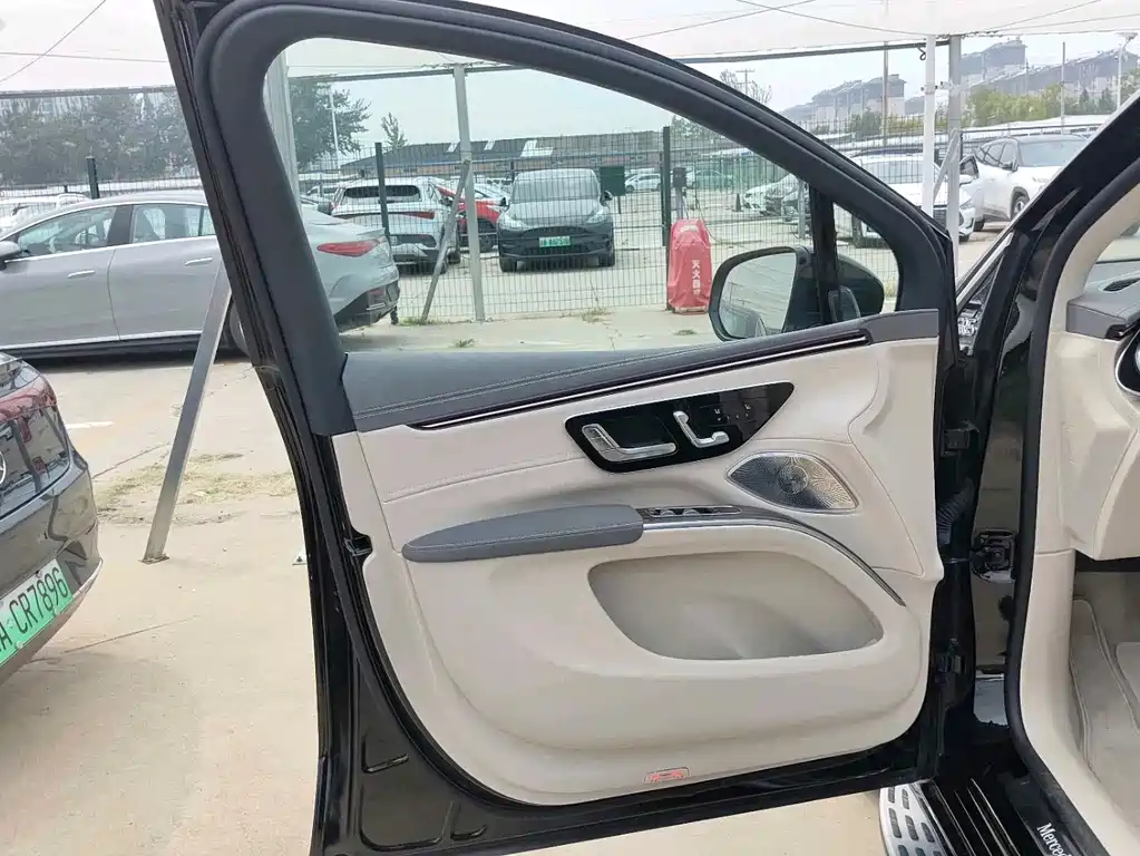 Mercedes-Benz EQS SUV — миниатюра 2
