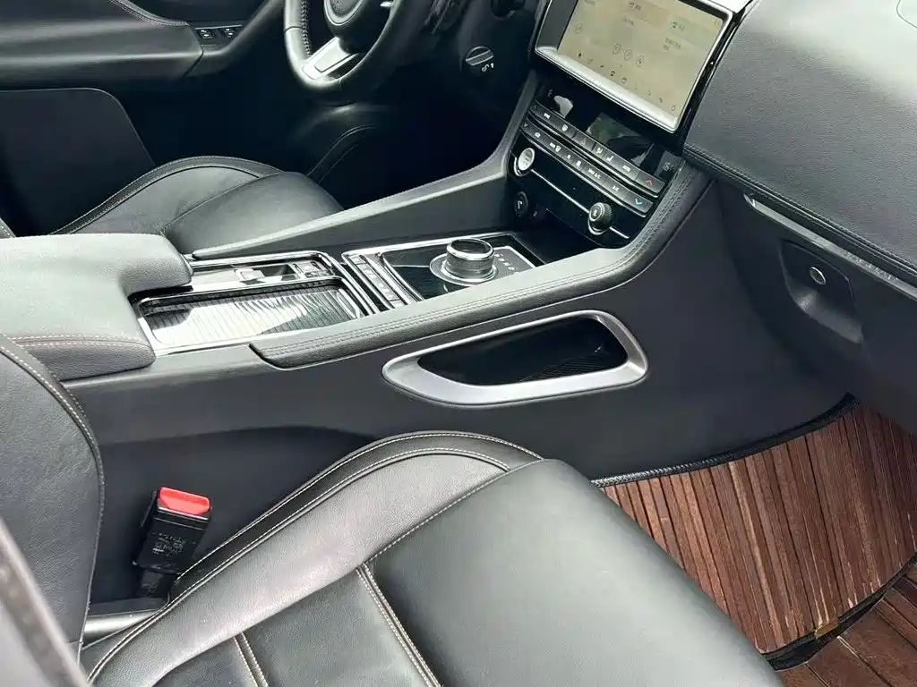 Jaguar F-PACE — миниатюра 13