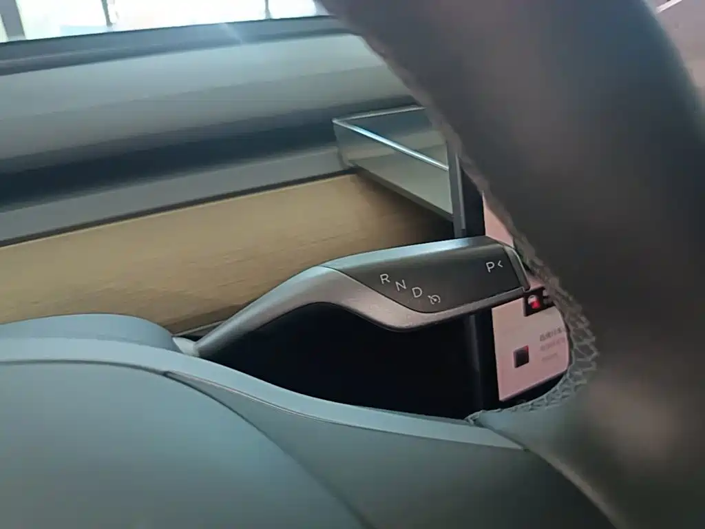 Tesla Model Y — миниатюра 14