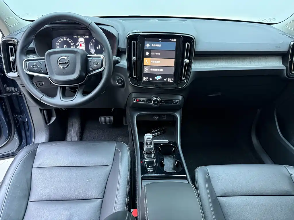 VOLVO XC40